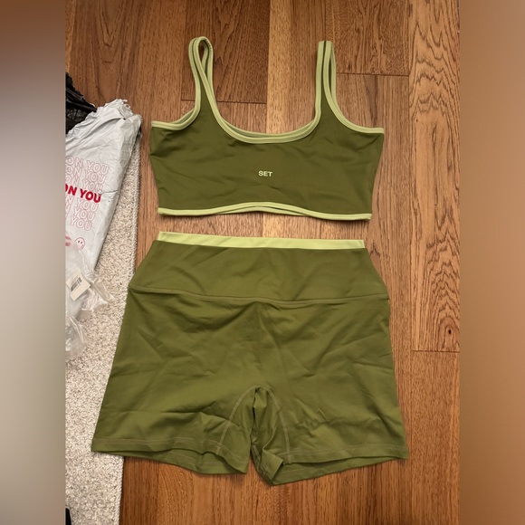 SET Active Pants - SET Active Resort XL Olive Green Sport Bra and High-Waist Bike Shorts FORMCLOUD